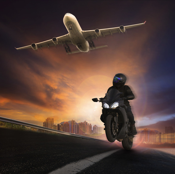 jovem homem equitação motocicleta no asfalto rodovias estrada com alta s
 - Foto, Imagem
