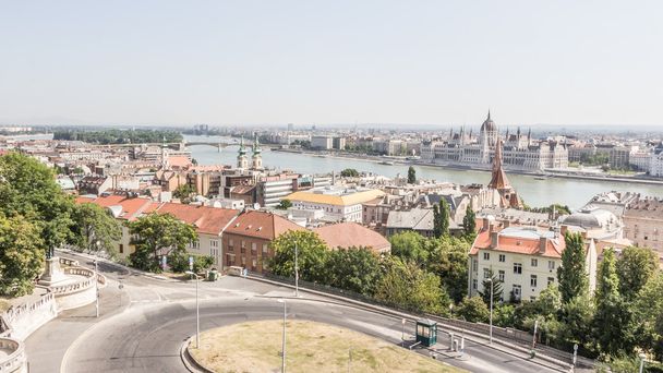 Panorama de Budapest depuis le quartier supérieur du château
. - Photo, image