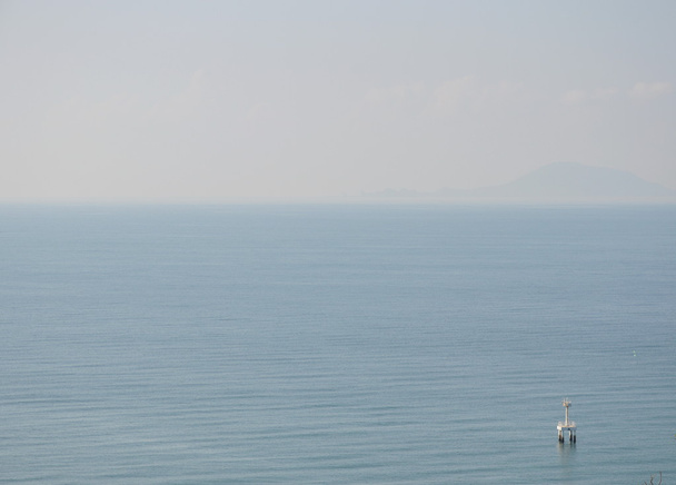 boya flotando en el vasto mar
 - Foto, Imagen