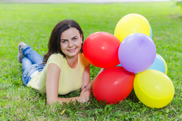 Mujer joven feliz con globos de colores
  - Foto, Imagen