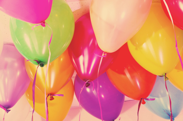 Many bright balloons under ceiling close-up - Φωτογραφία, εικόνα