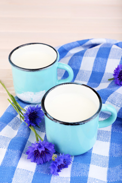 szklanki mleka i Chabry na drewnianym stole - Zdjęcie, obraz