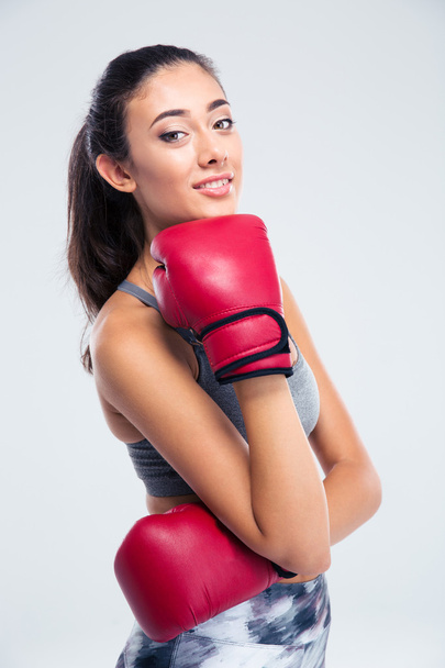 Счастливая красивая девушка в боксёрских перчатках
 - Фото, изображение