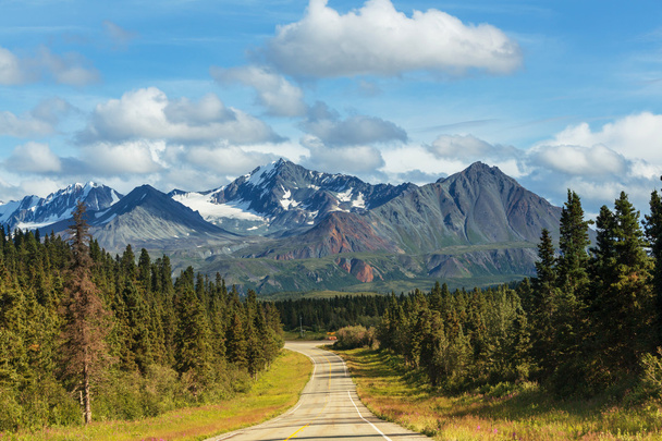 carretera en las montañas de Alaska
 - Foto, imagen