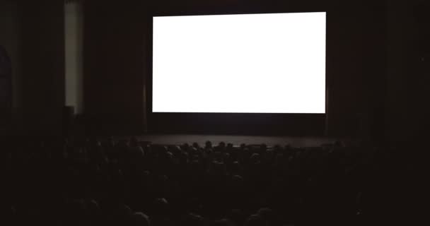 Ludzie cieszący się filmem w kinie - Materiał filmowy, wideo