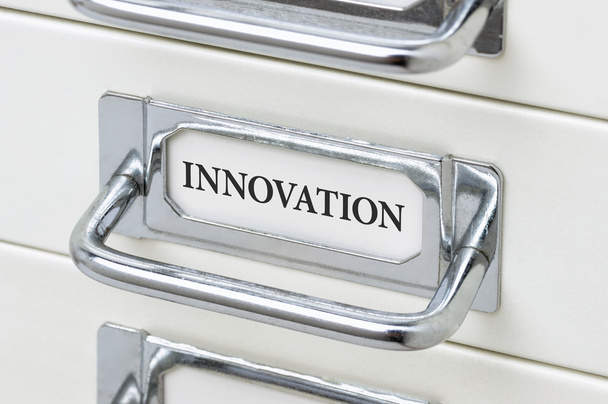 Une armoire à tiroirs avec le label Innovation
 - Photo, image