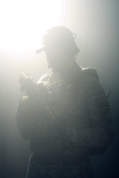 Una silueta de un soldado
 - Foto, imagen