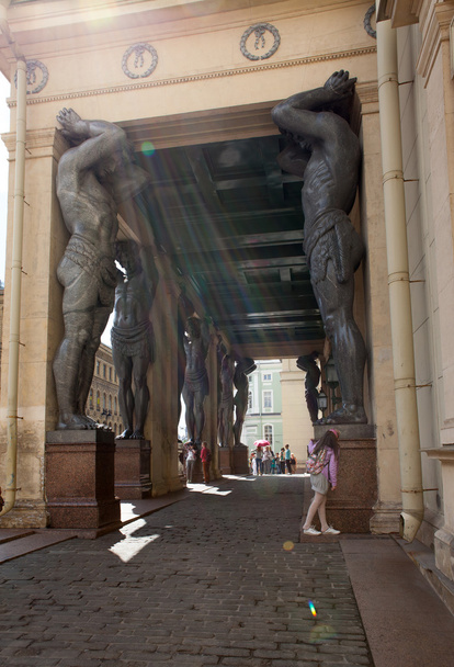 Скульптури Атлантиди, які підтримують portico Ермітаж, Санкт-Петербурзі - Фото, зображення