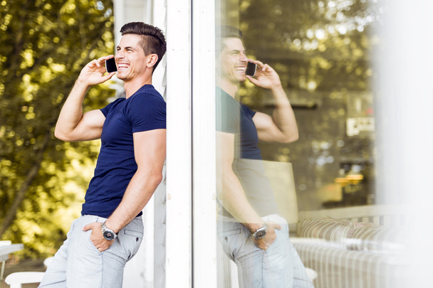 Handsome man talking on the phone - Foto, afbeelding