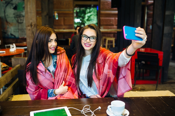 deux amis proches font selfie dans le café - Photo, image