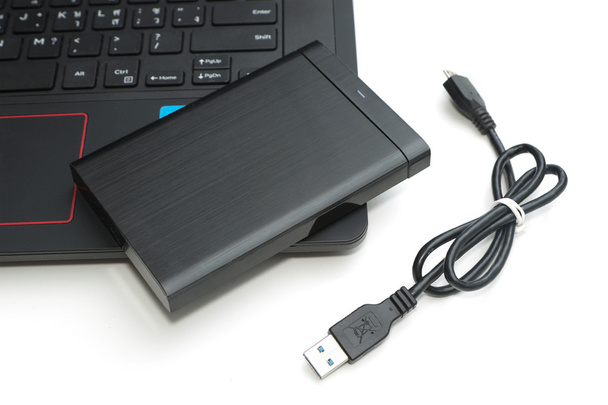 disco duro externo conectar a la computadora portátil en blanco
. - Foto, imagen