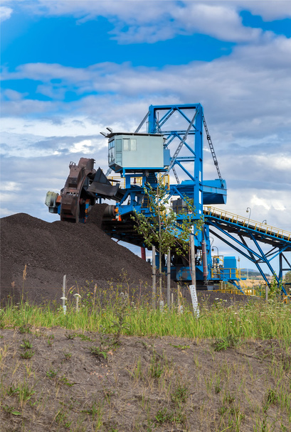 Ένας εκσκαφέας γιγαντιαία ρόδα στο ορυχείο καφετιού άνθρακα - Φωτογραφία, εικόνα