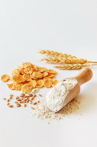 wholemeal flour in wooden spoon - Foto, Bild