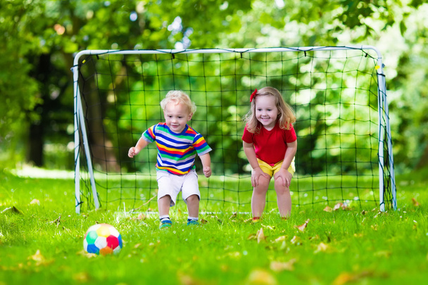 Děti hrají fotbal ve školním dvoře - Fotografie, Obrázek