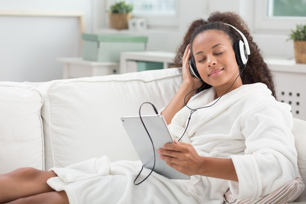 Listening music and relaxing - Foto, Bild