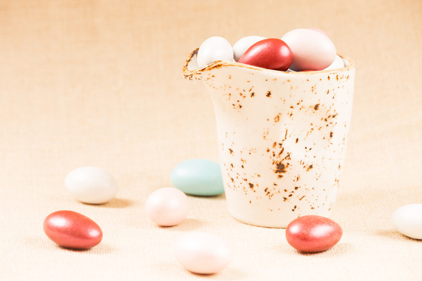 Πληθώρα σοκολατένια αβγά σε βάζο του γάλακτος - Φωτογραφία, εικόνα