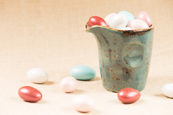 Різноманітність шоколадних яєць у молочній банці
 - Фото, зображення