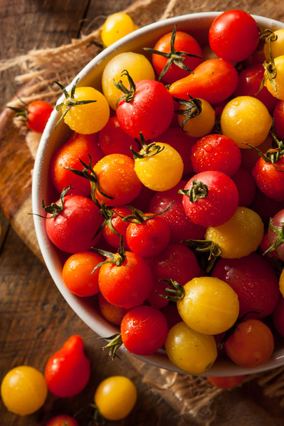 Organic Heirloom Cherry Tomatos - Valokuva, kuva