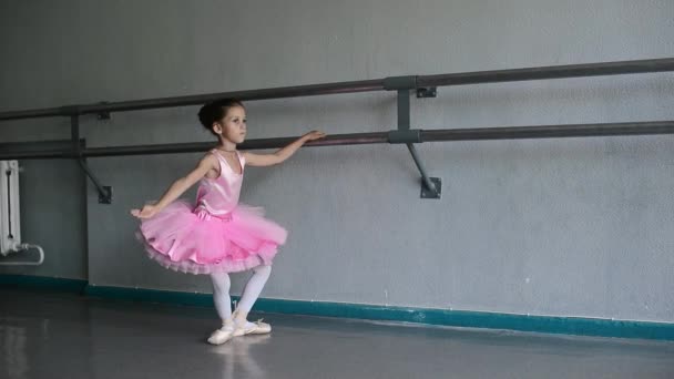 Маленькая балерина надевает пуанты в балетном зале
 - Кадры, видео