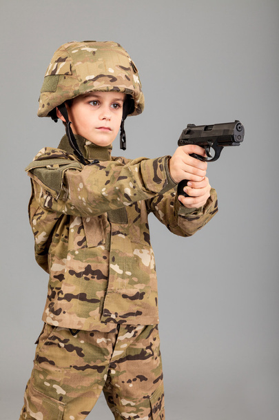 Jonge jongen gekleed als een soldaat - Foto, afbeelding