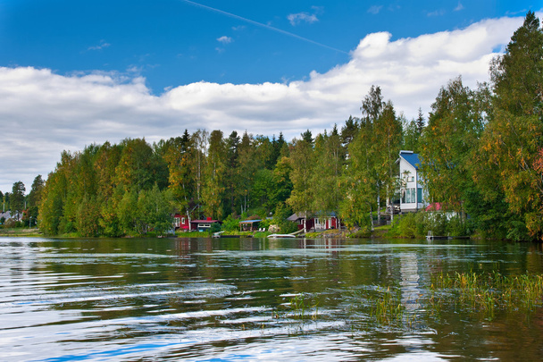Ferienhäuser in der Nähe des Sees in Finnland. - Foto, Bild