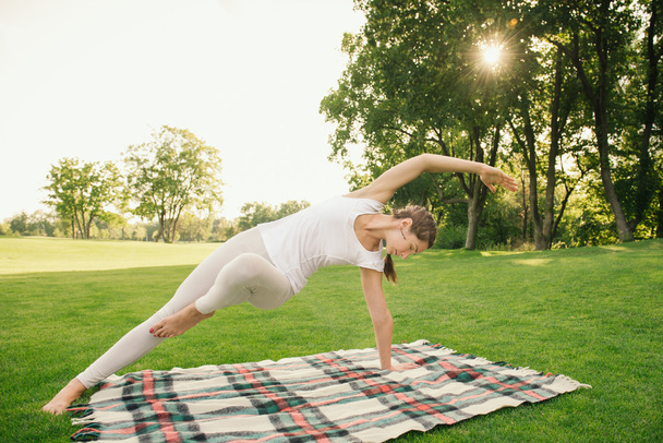 donna che fa esercizi di yoga - Foto, immagini