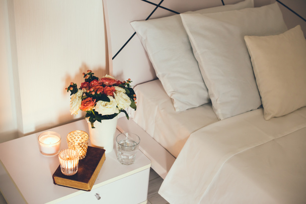 Bedside table decor with candles - Valokuva, kuva