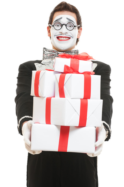 Mime tenant de nombreuses boîtes de cadeaux
 - Photo, image