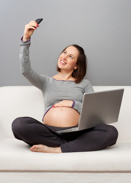 έγκυος γυναίκα τραβήξετε μια φωτογραφία - Φωτογραφία, εικόνα