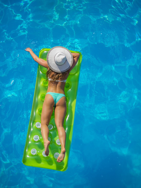 girl relaxing in swimming pool - Фото, зображення