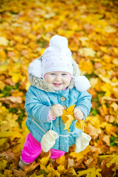 gülen kız sarı yaprak ile - Fotoğraf, Görsel