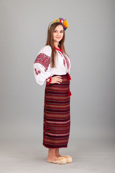 Attractive woman in Ukrainian national dress - Foto, Imagen