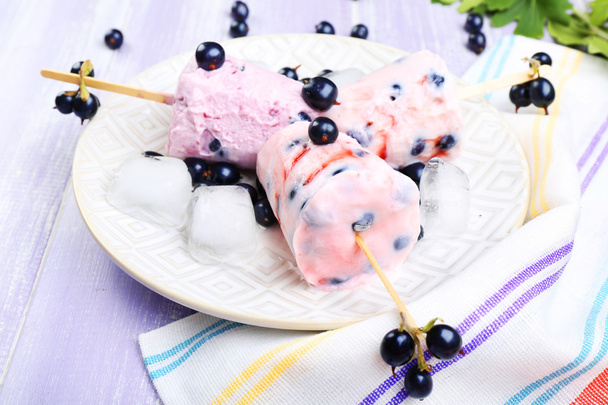 Sweet ice cream with black currants - Zdjęcie, obraz