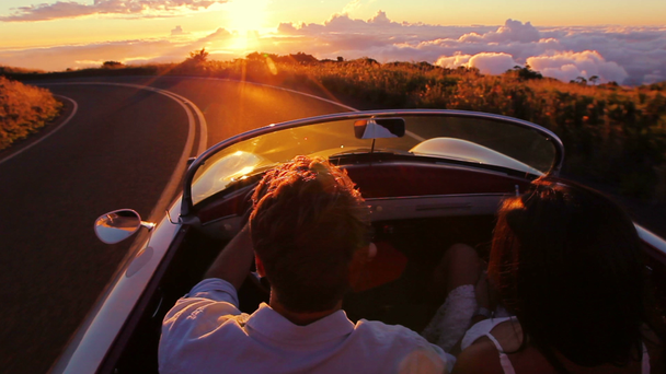 rijden in de zonsondergang - Video