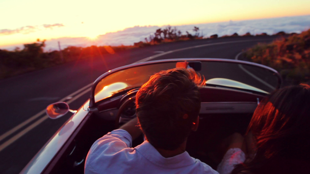 rijden in de zonsondergang - Video
