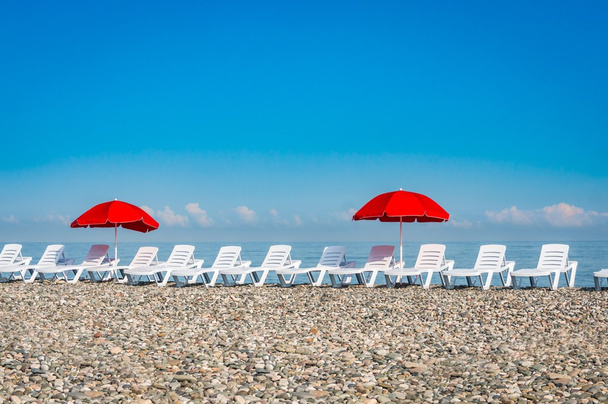 Leżaki i parasole czerwone na plaży w Batumi - Zdjęcie, obraz