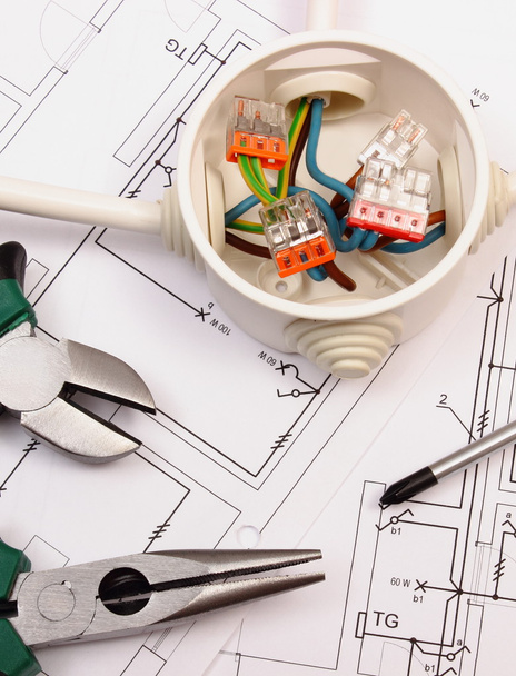 Herramientas de trabajo y caja eléctrica con cables en la construcción dibujo de la casa
 - Foto, Imagen