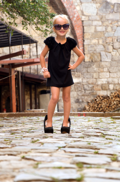 kislány cipő viselése, és az úton állandó - Fotó, kép