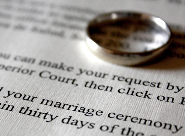 結婚証明書とゴールドの結婚指輪 - 写真・画像