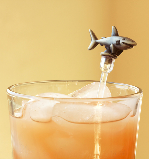 ένα ραβδί swizzle καρχαρία σε μια μικτή πίνουν - Φωτογραφία, εικόνα