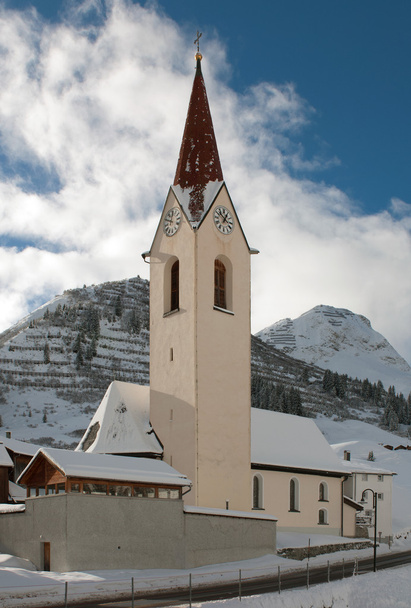 Una iglesia, en el pintoresco pueblo alpino de Warth-Schrocken, en Austria
 - Foto, imagen