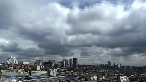 Wolken boven de stad op zonnige dag time-lapse - Video