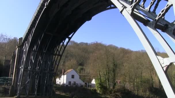 Μεταλλική γέφυρα πάνω από τον ποταμό Severn, Ironbridge, Shropshire της Αγγλίας - Πλάνα, βίντεο
