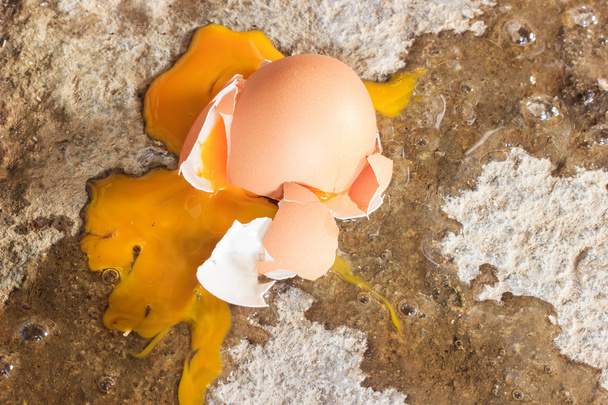 gebroken ei op vuile grond - Foto, afbeelding