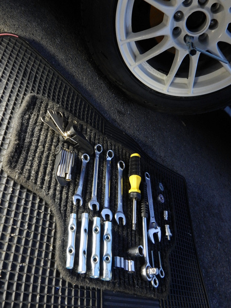 Набір інструментів для монтування автомобільних коліс
 - Фото, зображення