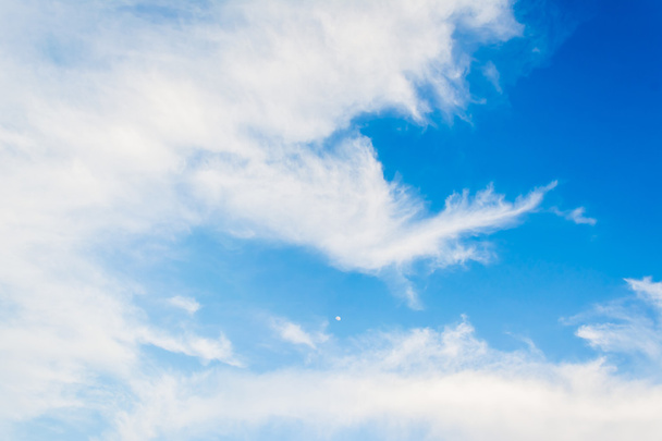 obraz błękitnego nieba i białej chmury tekstury do wykorzystania w tle. - Zdjęcie, obraz