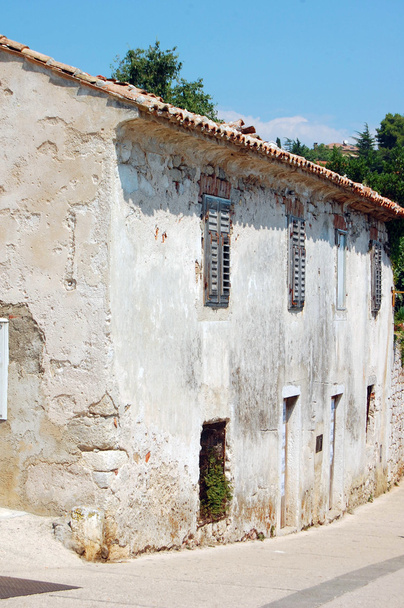 Détail de la façade du vieil édifice avec fenêtres
 - Photo, image