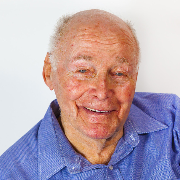 Porträt eines lachenden glücklichen alten Mannes - Foto, Bild