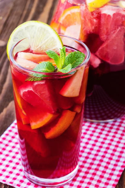 Refrescante bebida de verano con muchas frutas diferentes
 - Foto, imagen