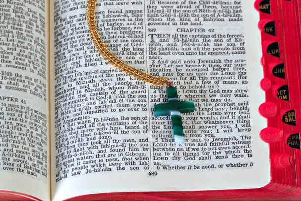 Крест на открытой Библии
 - Фото, изображение